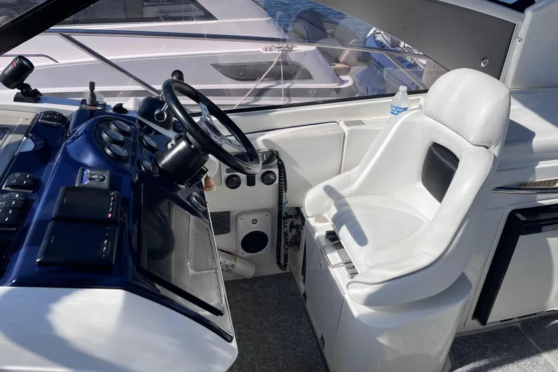  Yacht Photos Pics Helm of 2006 Fairline Targa 40 yacht with steering wheel and white captain's chair.