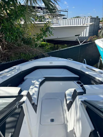  Yacht Photos Pics 2025 Cobalt R6 Ob - Image 15