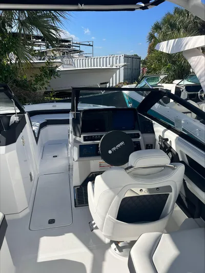  Yacht Photos Pics 2025 Cobalt R6 Ob - Image 8