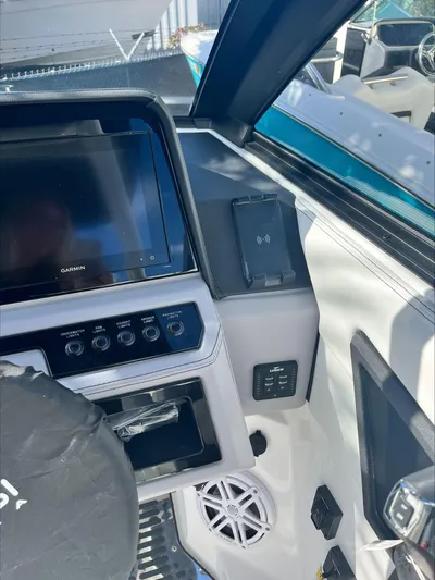  Yacht Photos Pics 2025 Cobalt R6 Ob - Image 10