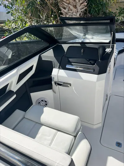  Yacht Photos Pics 2025 Cobalt R6 Ob - Image 12