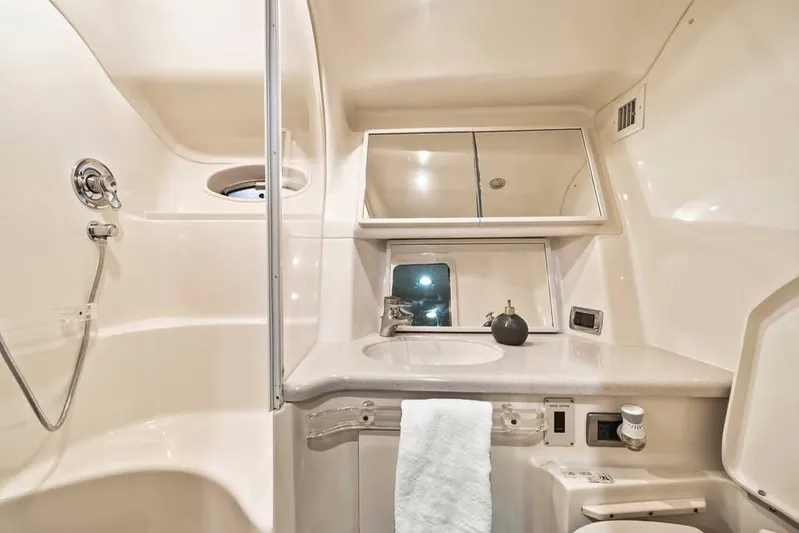  Yacht Photos Pics Luxurious bathroom interior of 2000 Sea Ray 540 Sundancer yacht, featuring modern amenities.