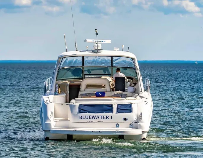  Yacht Photos Pics Sea Ray 540 Sundancer yacht cruising on open water, rear view, 2000 model.