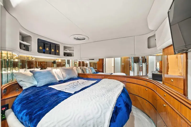  Yacht Photos Pics Luxurious bedroom interior of 2000 Sea Ray 540 Sundancer yacht with plush bedding and wood accents.