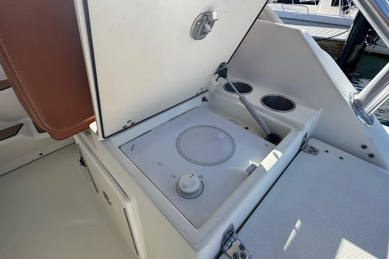  Yacht Photos Pics 2011 Hydra-Sports 3000 VX boat interior with built-in stove and cup holders.