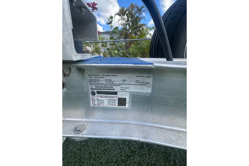  Yacht Photos Pics 2011 Hydra-Sports 3000 VX trailer label with specifications and manufacturing details.