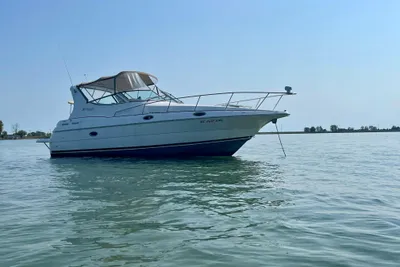 Cruisers Yachts 3075 Express