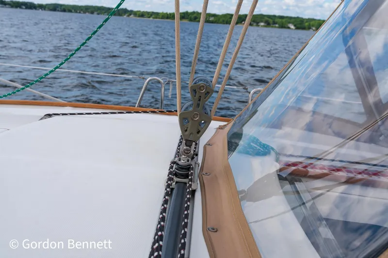 Queens Share Yacht Photos Pics Beneteau Oceanis 43 sailboat deck with rigging, 2008 model, on a lake.