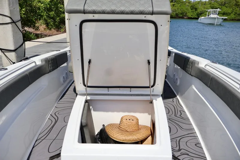 Yacht Photos Pics 2022 Sea Hunt Gamefish 30 Coffin Box open, revealing storage with a straw hat inside.
