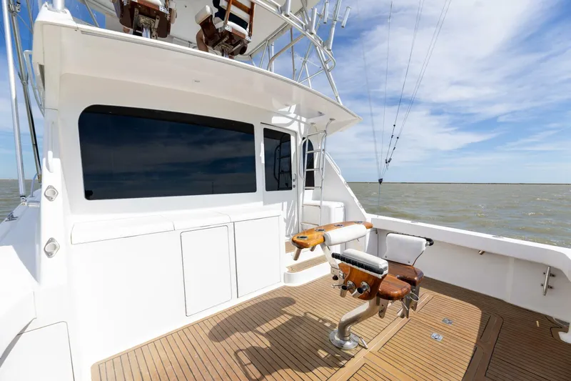 Beer-a-cuda Yacht Photos Pics 2005 Viking 48 Convertible yacht deck with fishing chair and ocean view.