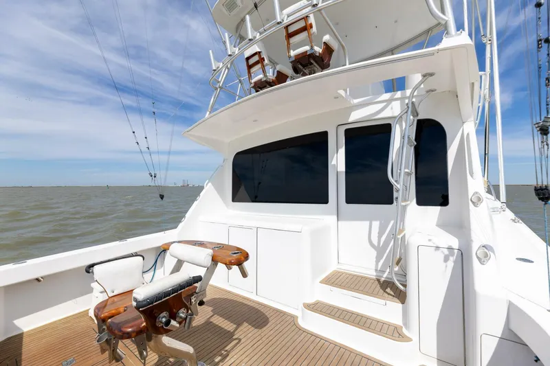 Beer-a-cuda Yacht Photos Pics 2005 Viking 48 Convertible yacht deck with fishing chair and ocean view.