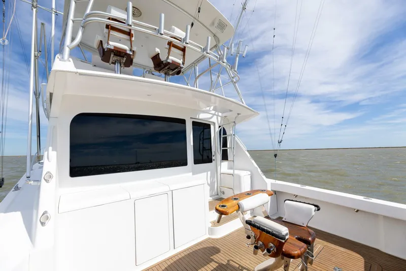 Beer-a-cuda Yacht Photos Pics 2005 Viking 48 Convertible yacht deck with fishing chair and ocean view.