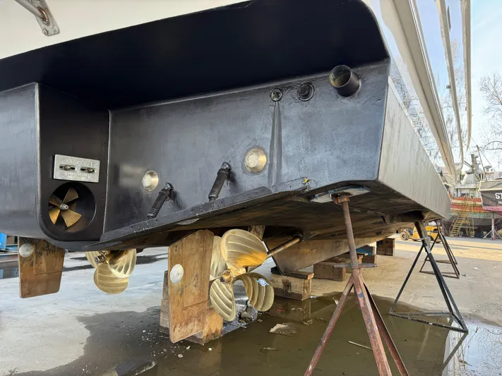 Mariner Yacht Photos Pics 2006 President 63 Pilot House yacht hull and propellers on dry dock.