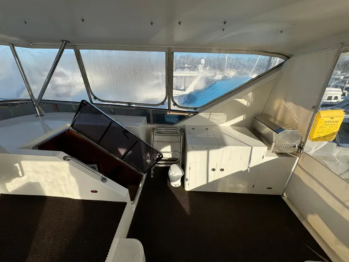 Mariner Yacht Photos Pics 2006 President 63 Pilot House interior with helm, seating, and panoramic windows.