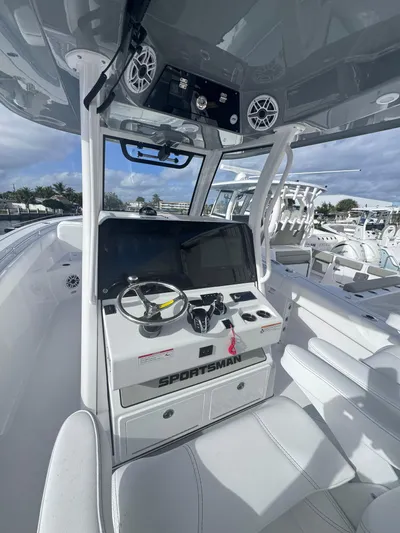  Yacht Photos Pics 2025 SPORTSMAN 302 OPEN - Image 6