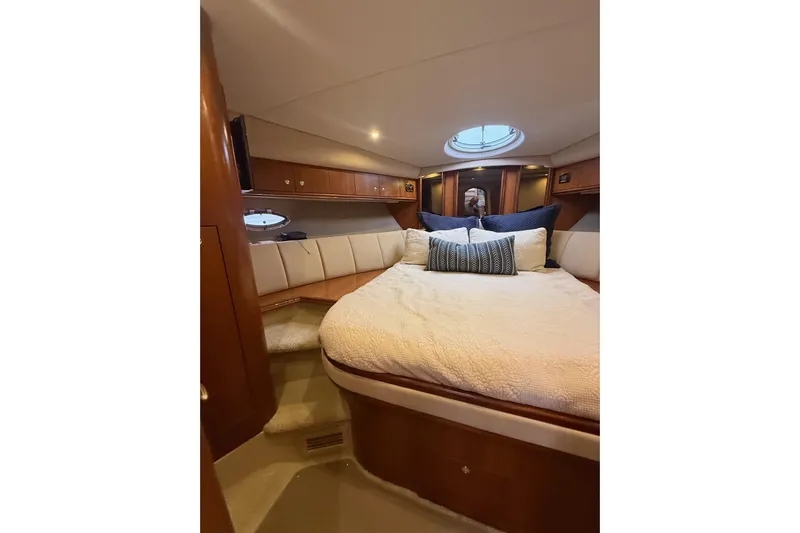 Cavu Yacht Photos Pics Luxurious cabin interior of 2001 Cruisers 4450 ACMY yacht with cozy bedding.