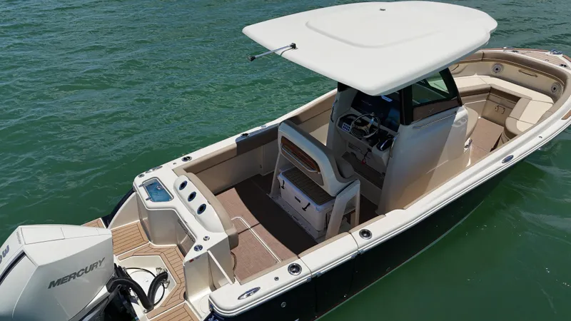  Yacht Photos Pics 2024 Chris-Craft Catalina 24 boat on water, featuring spacious deck and modern design.