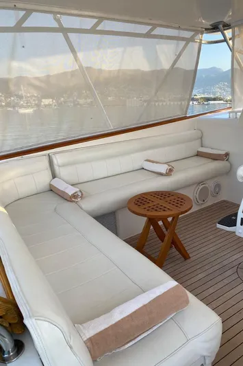 Yacht Photos Pics Luxurious seating area on 2004 Cabo 45 Express Los Suenos Edition yacht.