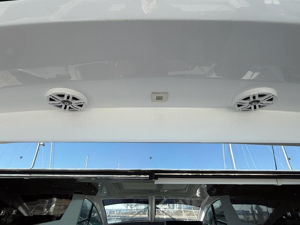 2022 Cruisers Yachts 54 