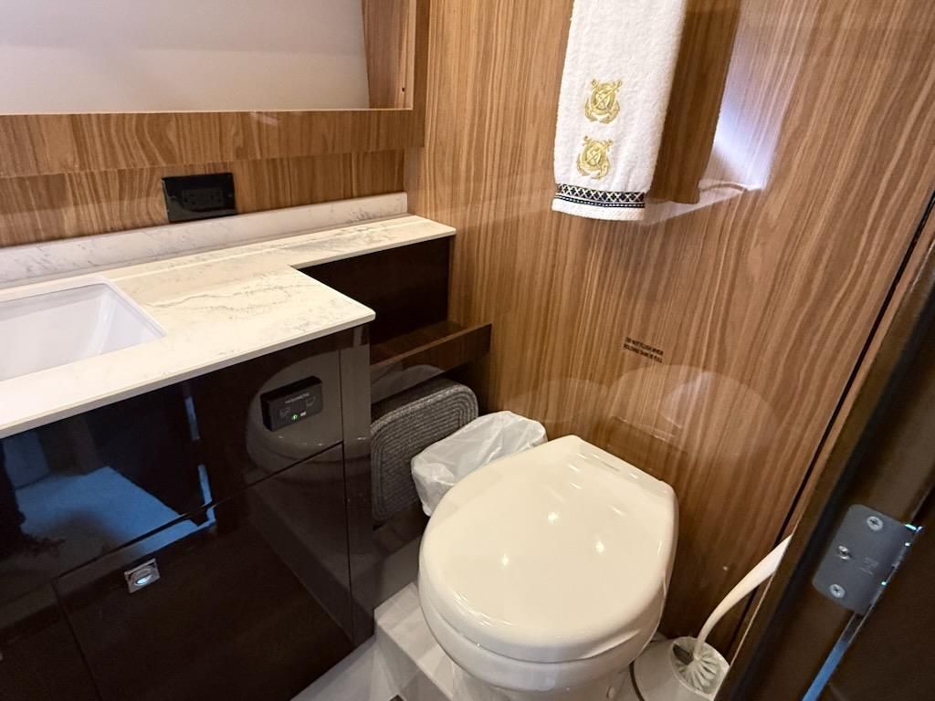 2022 Cruisers Yachts 54 