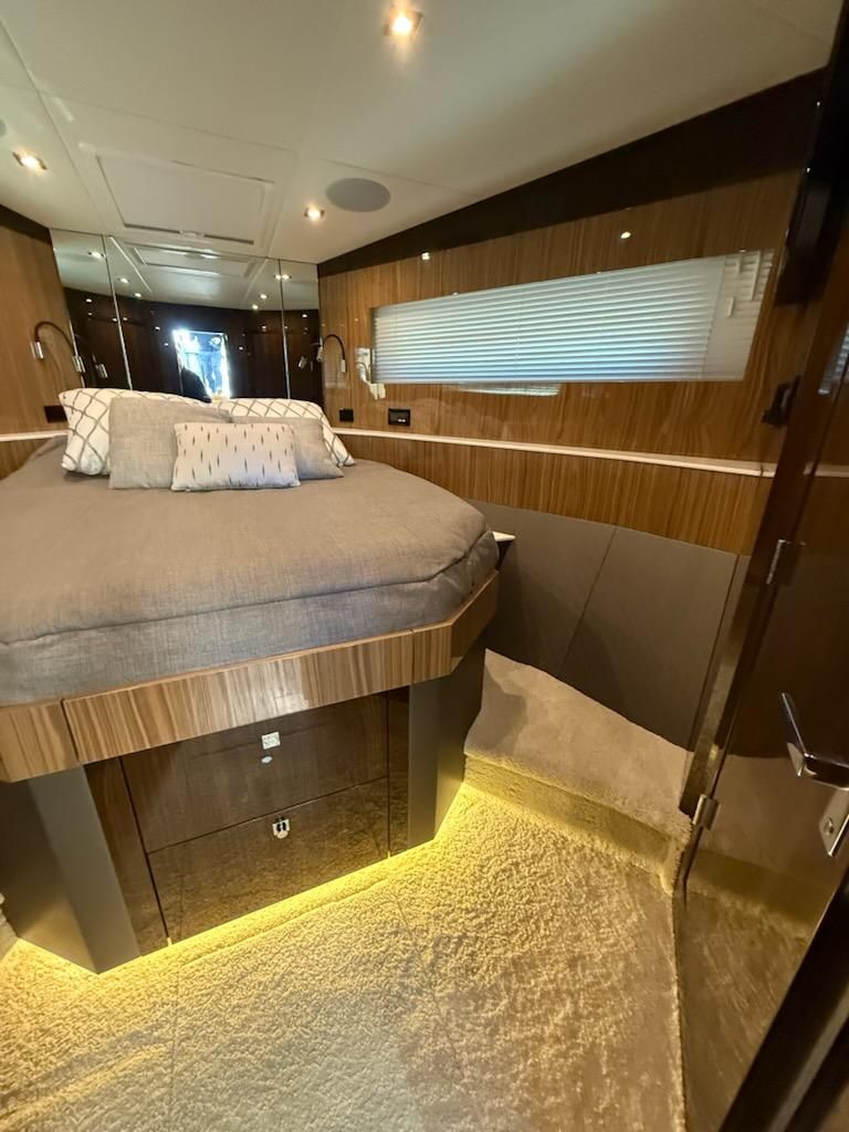 2022 Cruisers Yachts 54 