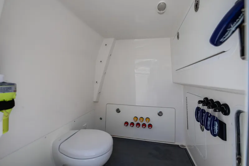 Emanon Yacht Photos Pics Invincible 35 Emanon - Head