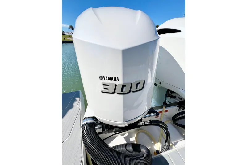 Aventuras Yacht Photos Pics Yamaha 300 outboard engine on 2021 Regal 33 XO boat, docked by the water.
