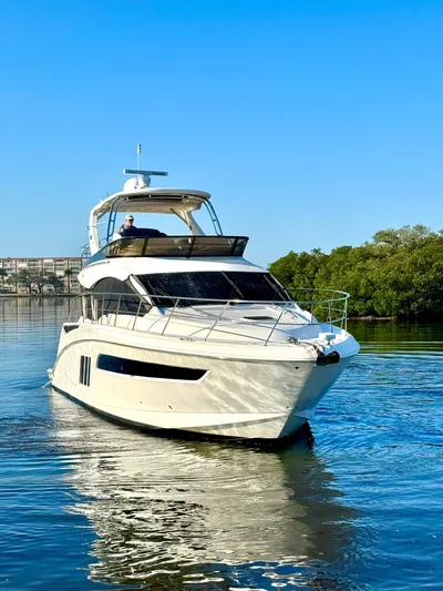 Bateau D’amis Yacht Photos Pics 2016 Sea Ray 510 Fly yacht cruising on calm water under clear blue sky.