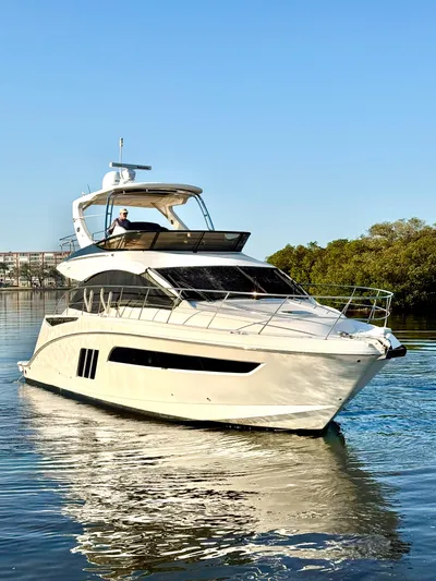 Bateau D’amis Yacht Photos Pics 2016 Sea Ray 510 Fly yacht cruising on calm water under clear blue sky.