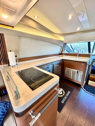 Bateau D’amis Yacht Photos Pics Luxurious 2016 Sea Ray 510 Fly yacht kitchen with modern appliances and sleek design.
