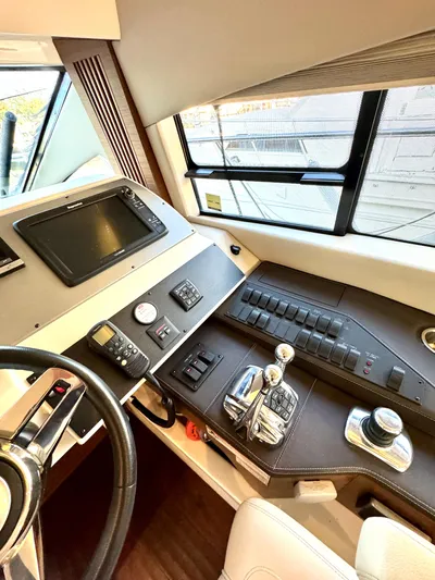 Bateau D’amis Yacht Photos Pics Helm of 2016 Sea Ray 510 Fly yacht with advanced controls and navigation system.