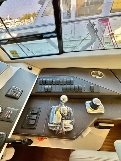 Bateau D’amis Yacht Photos Pics Control panel of 2016 Sea Ray 510 Fly yacht with throttle and switches.