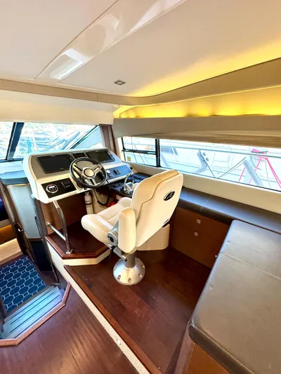 Bateau D’amis Yacht Photos Pics Interior of 2016 Sea Ray 510 Fly yacht with modern helm and seating.