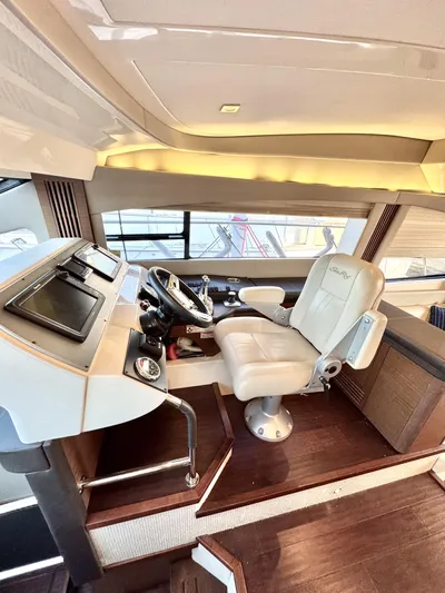 Bateau D’amis Yacht Photos Pics Luxurious 2016 Sea Ray 510 Fly yacht helm with modern controls and plush seating.