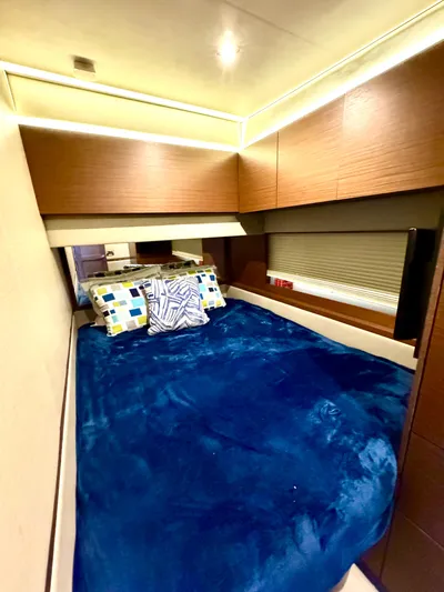 Bateau D’amis Yacht Photos Pics Luxurious bedroom interior of 2016 Sea Ray 510 Fly yacht with blue bedding.