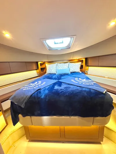 Bateau D’amis Yacht Photos Pics Luxurious 2016 Sea Ray 510 Fly cabin with cozy bed and ambient lighting.