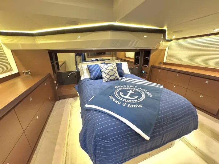 Bateau D’amis Yacht Photos Pics Luxurious bedroom interior of 2016 Sea Ray 510 Fly yacht with elegant bedding.