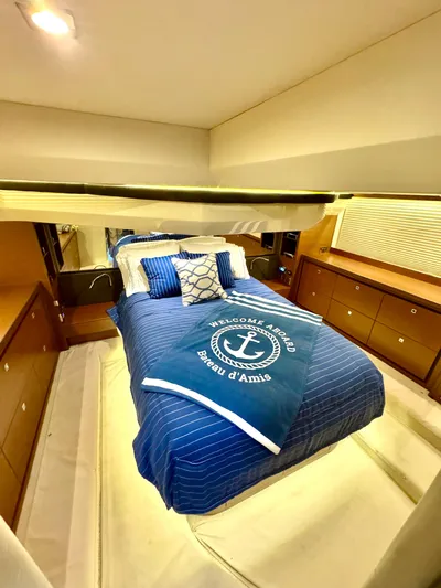 Bateau D’amis Yacht Photos Pics Luxurious bedroom interior of 2016 Sea Ray 510 Fly yacht with nautical-themed bedding.