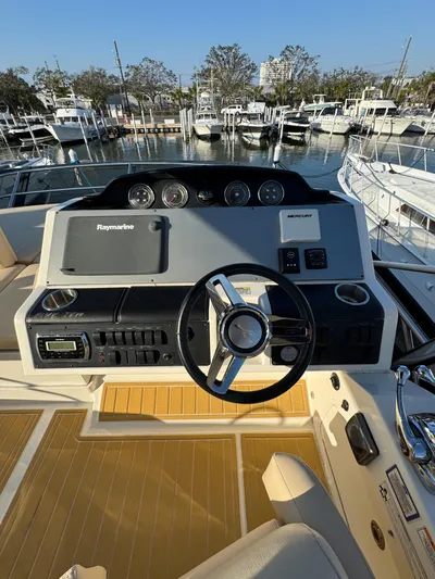 Bateau D’amis Yacht Photos Pics Helm of 2016 Sea Ray 510 Fly yacht with modern navigation equipment.