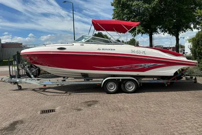 2006 Rinker 246 Captiva Cuddy