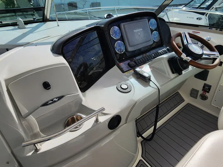  Yacht Photos Pics 2010 SEA RAY 390 SUNDANCER - Image 8