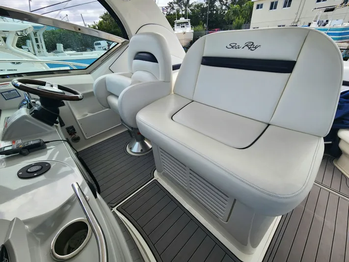  Yacht Photos Pics 2010 SEA RAY 390 SUNDANCER - Image 10