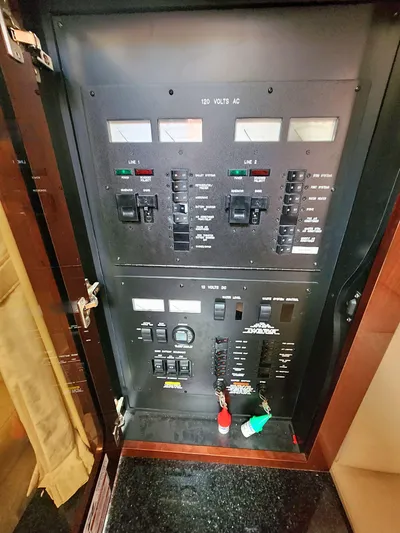  Yacht Photos Pics 2010 SEA RAY 390 SUNDANCER - Image 15