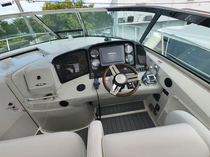  Yacht Photos Pics 2010 SEA RAY 390 SUNDANCER - Image 9