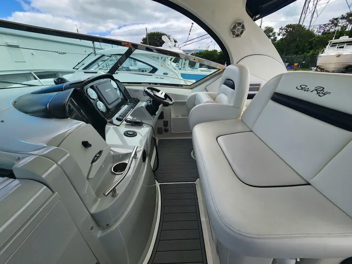  Yacht Photos Pics 2010 SEA RAY 390 SUNDANCER - Image 7