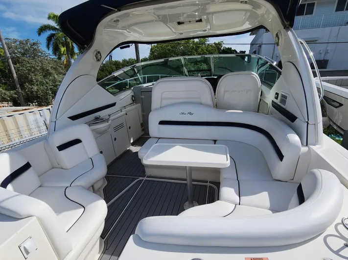  Yacht Photos Pics 2010 SEA RAY 390 SUNDANCER - Image 4