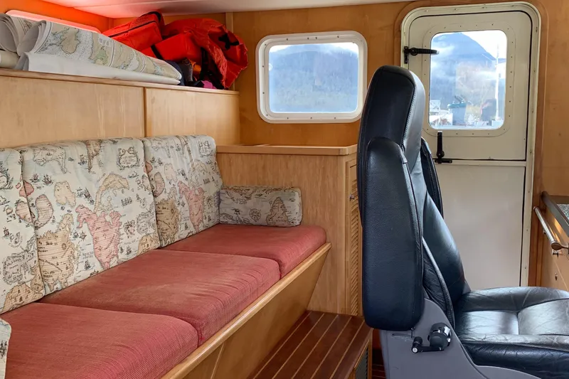 Where To Yacht Photos Pics Pilot berth