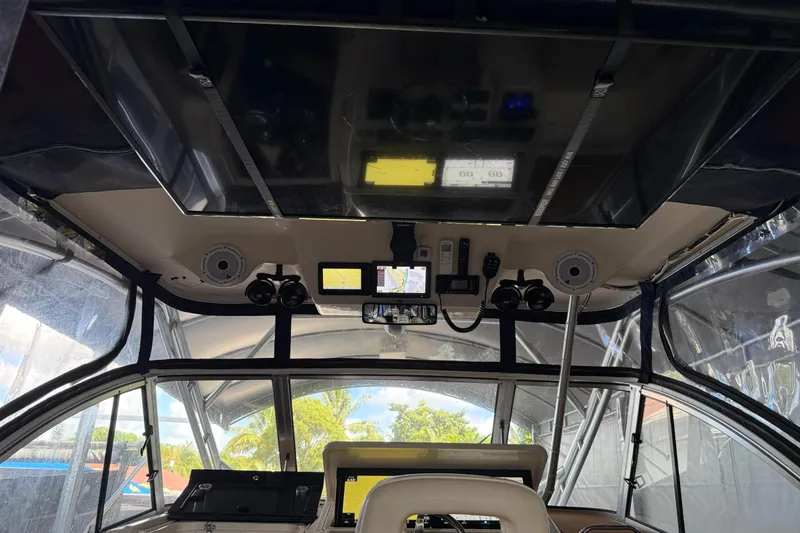  Yacht Photos Pics 2007 Grady-White Express 305 boat cockpit with navigation equipment and controls.