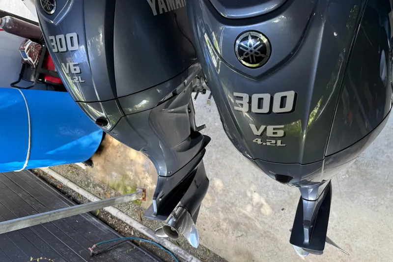  Yacht Photos Pics Yamaha 300 V6 4.2L outboard engines on a 2007 Grady-White Express 305 boat.