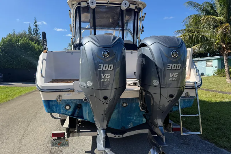  Yacht Photos Pics 2007 Grady-White Express 305 boat with twin Yamaha 300 V6 engines.